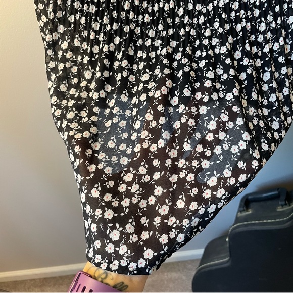 Women’s Pleione Black Pleated Chiffon Top with White Floral Pattern size M - Picture 4 of 7